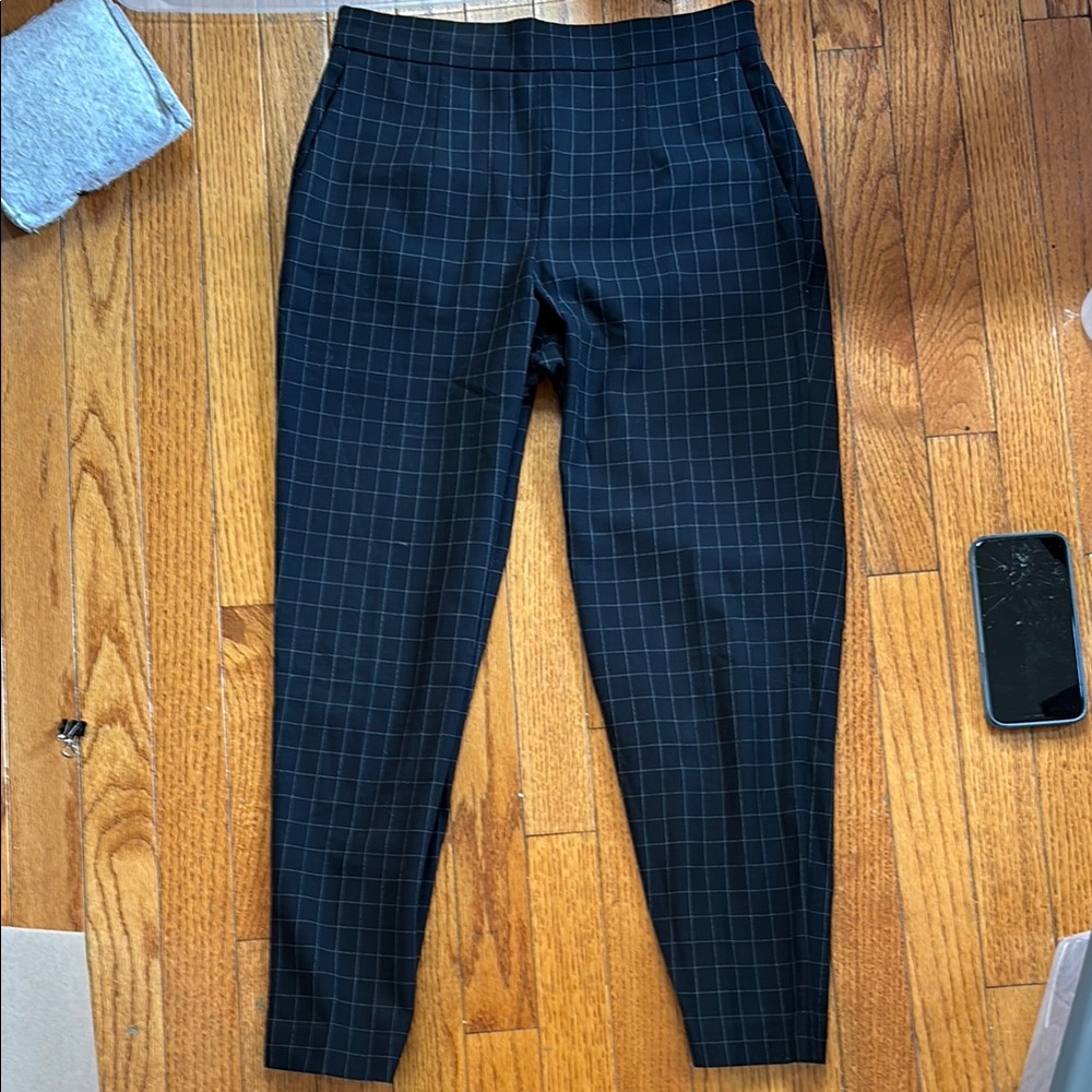 Aritzia Black Straight Leg Pants for Business Elegance Size 4